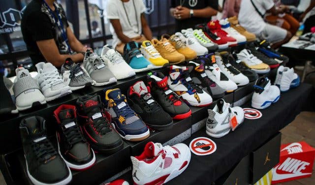 su-mua-di-ban-lai-dang-huy-hoai-van-hoa-suu-tap-giay-sneaker