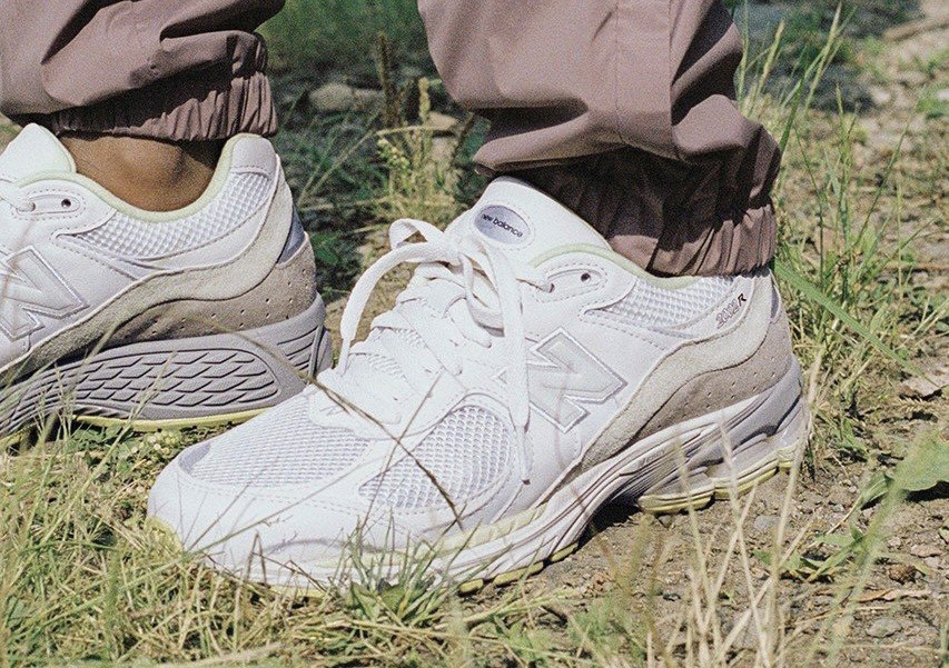 cai-nhin-can-canh-ve-ban-hop-tac-giua-new-balance-2002r-va-auralee