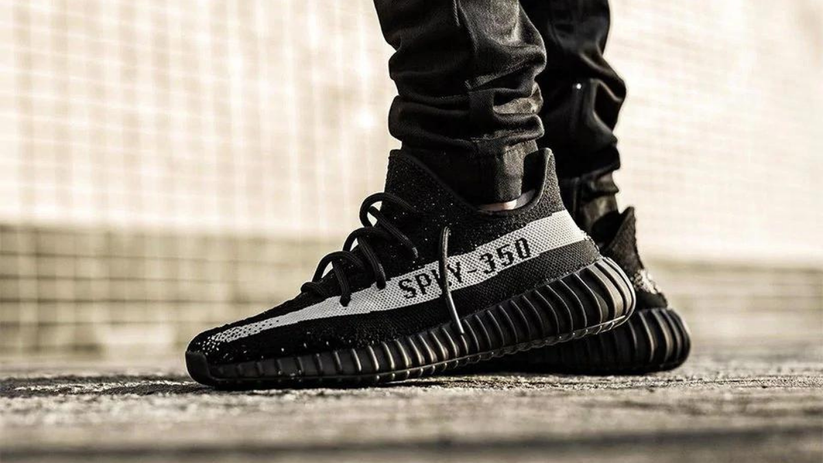 chao-don-su-tro-lai-cua-yeezy-boost-350-v2-oreo