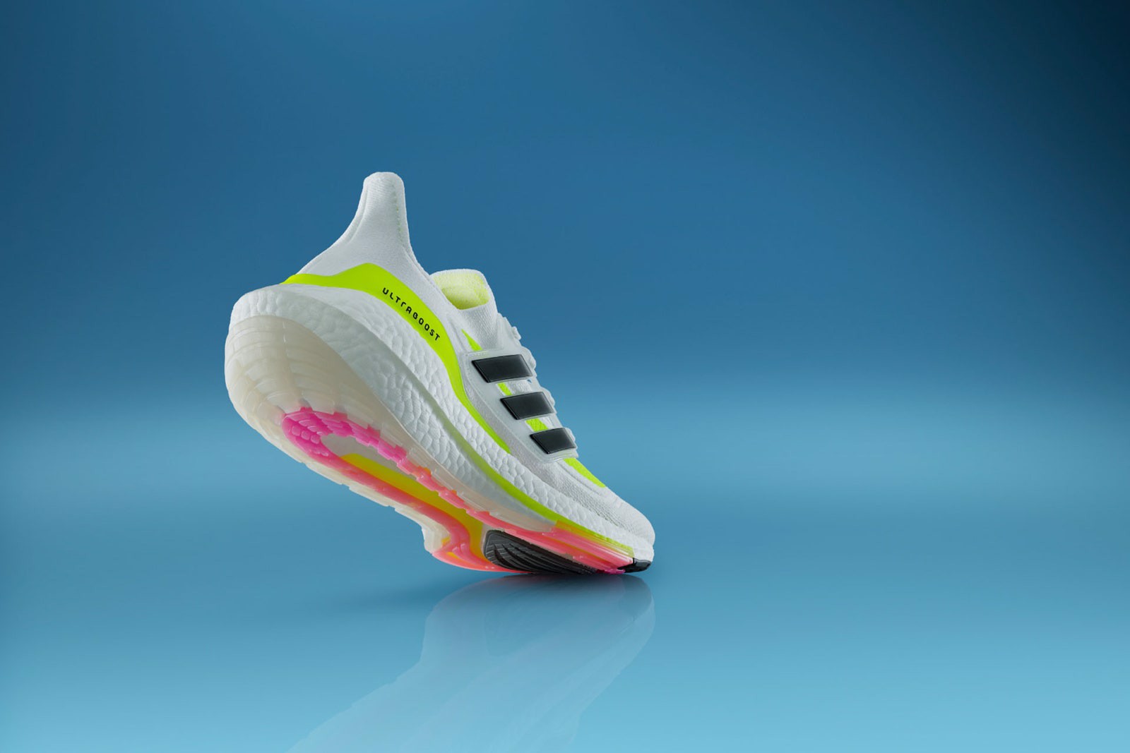 Adidas Ultra Boost 21 vẫn là vua của những đôi giày chạy bộ sành điệu Hinh anh 4: Adidas Ultra Boost 21 van la vua cua nhung doi giay chay bo sanh dieu