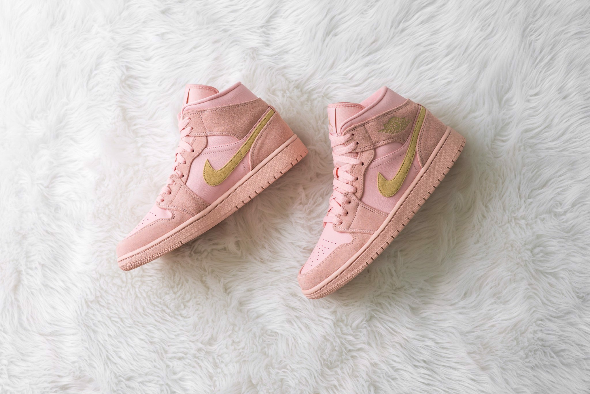 top-10-phien-ban-air-jordan-1-mid-tuyet-voi-nhat-danh-cho-ban-nu