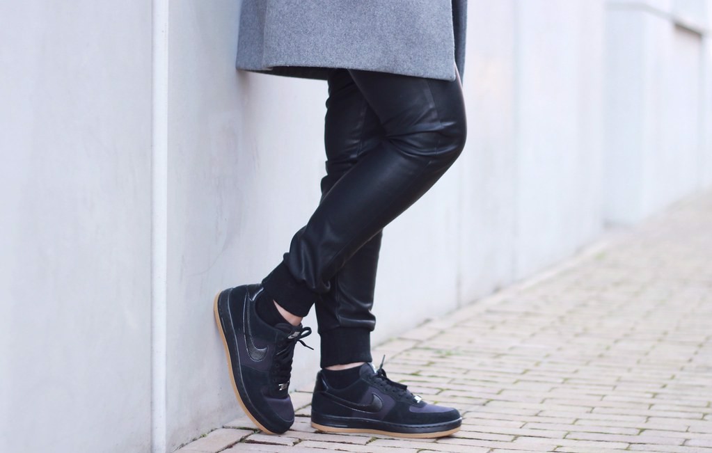 nhung-giai-thoai-hai-huoc-va-thu-vi-ve-nike-air-force-1-all-black