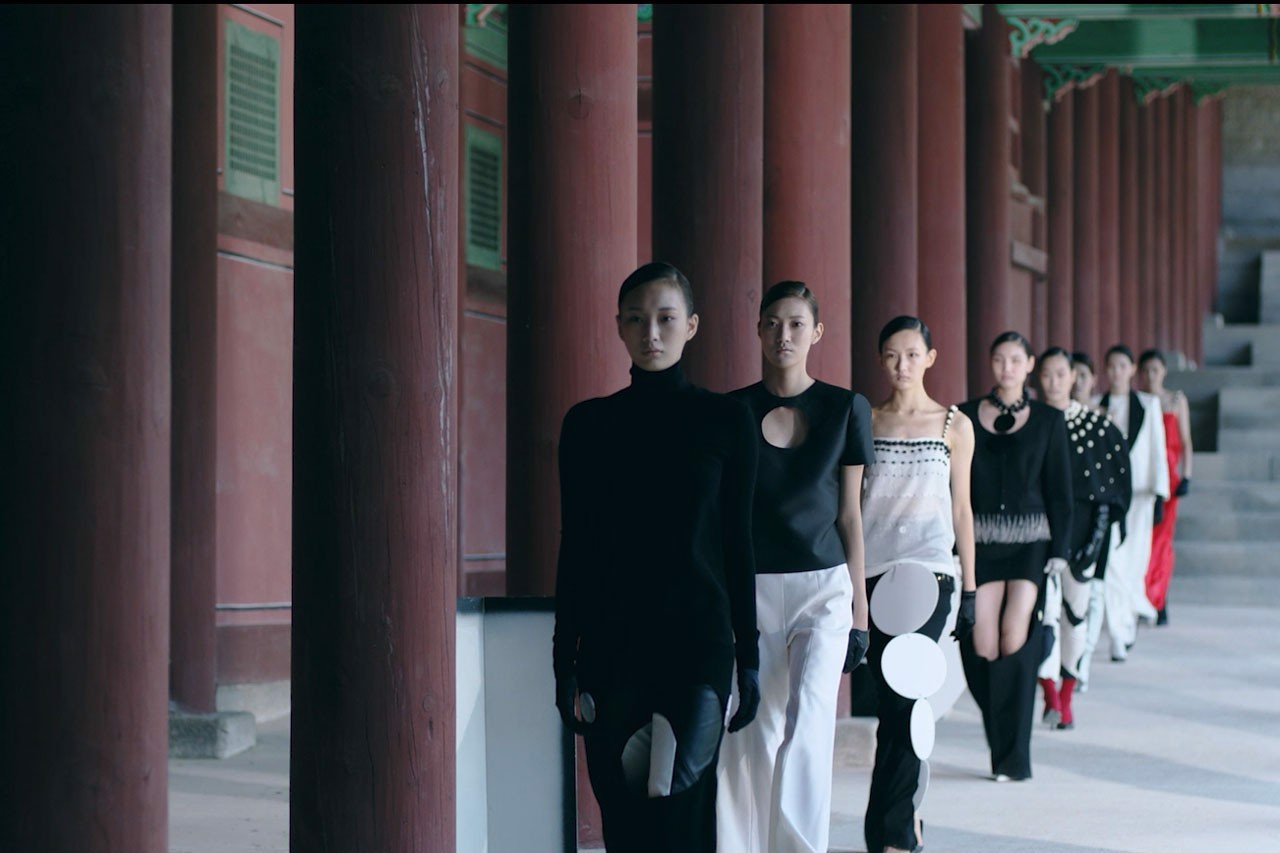 khi-thoi-trang-va-lich-su-giao-thoa-tai-ss22-seoul-fashion-week