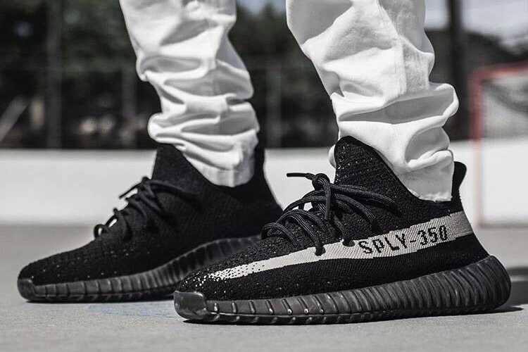 chao-don-su-tro-lai-cua-yeezy-boost-350-v2-oreo
