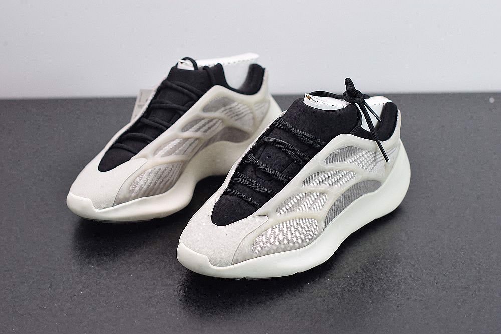 nhung-thay-doi-cua-dong-adidas-yeezy-ke-tu-album-cuoi-cung-cua-kanye-west