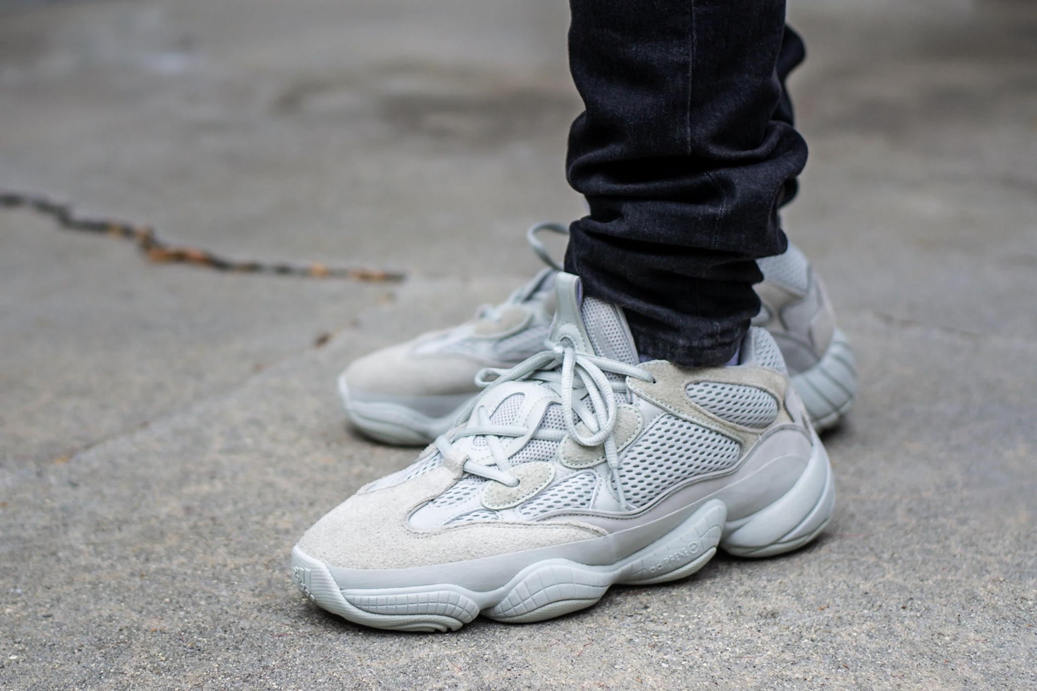 dieu-gi-khien-gia-yeezy-ngay-cang-re