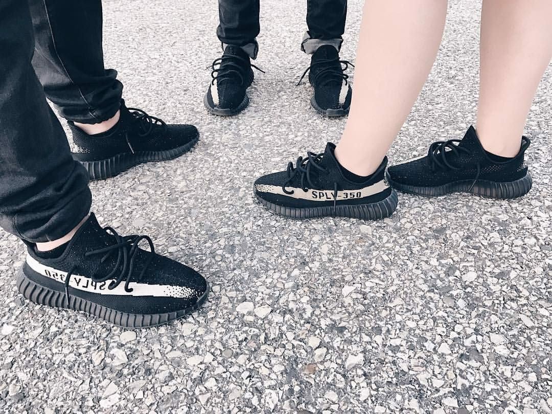 chao-don-su-tro-lai-cua-yeezy-boost-350-v2-oreo