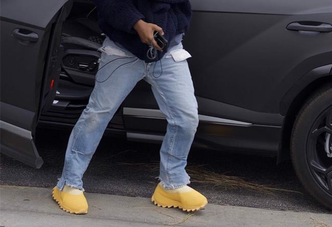 Những hình ảnh mới nhất về phiên bản Adidas Yeezy Knit Runner Boot "Sulfur" Hinh anh 3: Nhung hinh anh moi nhat ve phien ban Adidas Yeezy Knit Runner Boot "Sulfur"