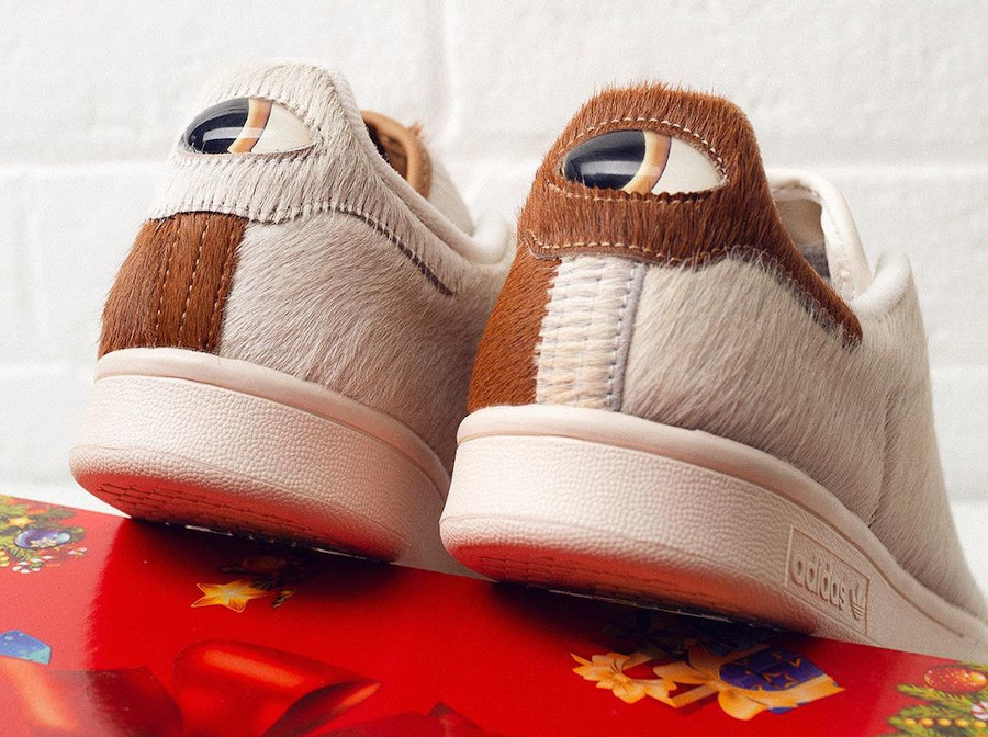 Top 10 đôi sneaker thú vị nhất mọi thời đại dành cho mùa Giáng Sinh Hinh anh 9: Top 10 doi sneaker thu vi nhat moi thoi dai danh cho mua Giang Sinh