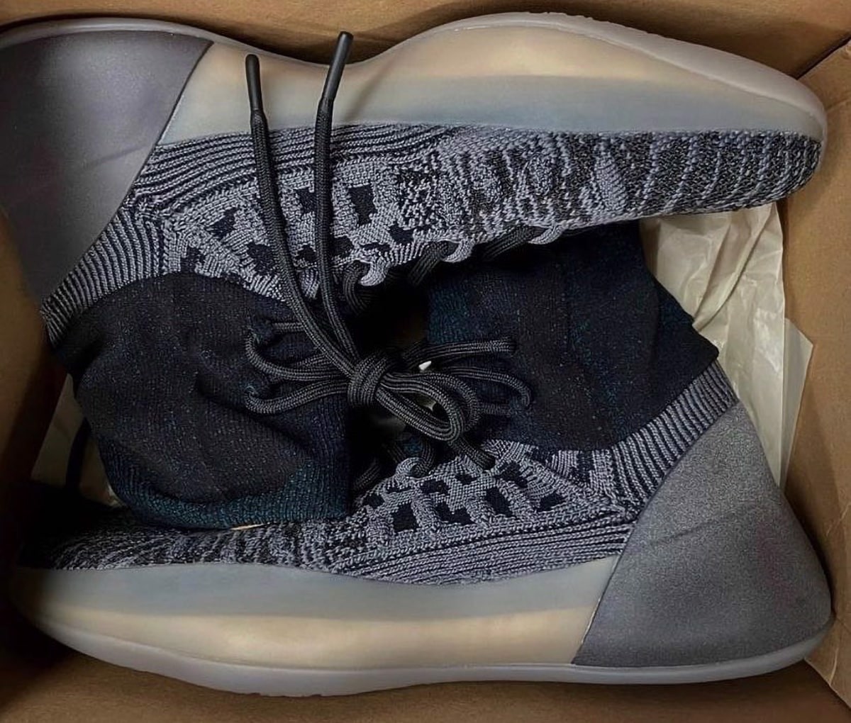 Hình ảnh chính thức về phiên bản YEEZY BSKTBL Knit "Slate Blue" Hinh anh 4: Hinh anh chinh thuc ve phien ban YEEZY BSKTBL Knit "Slate Blue"