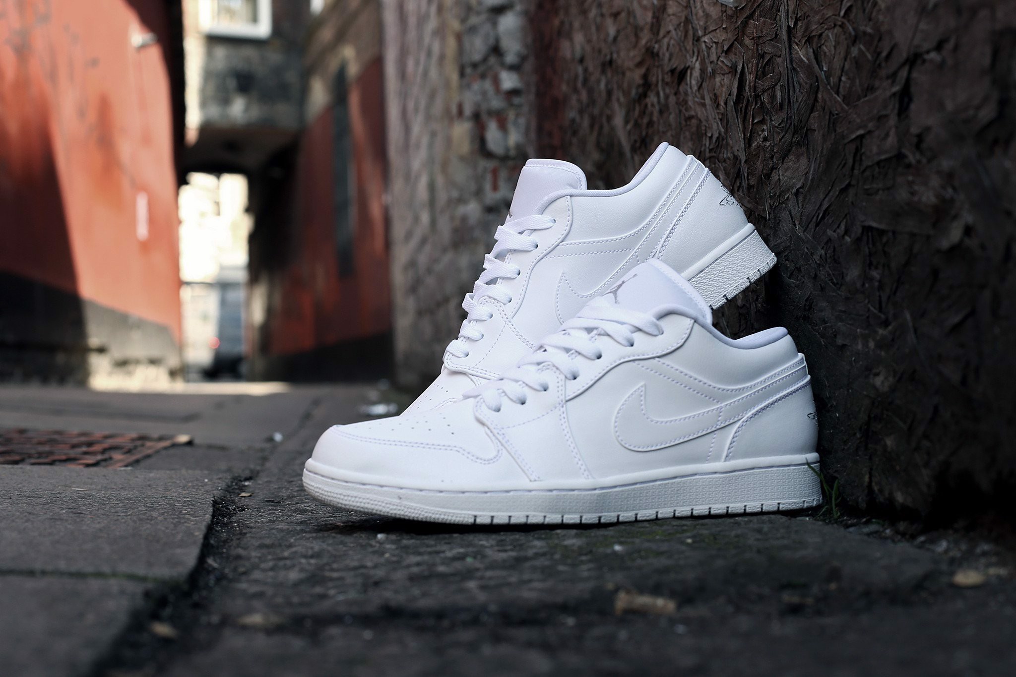 nhung-dieu-ban-can-biet-truoc-khi-so-huu-mot-doi-air-jordan-1-low