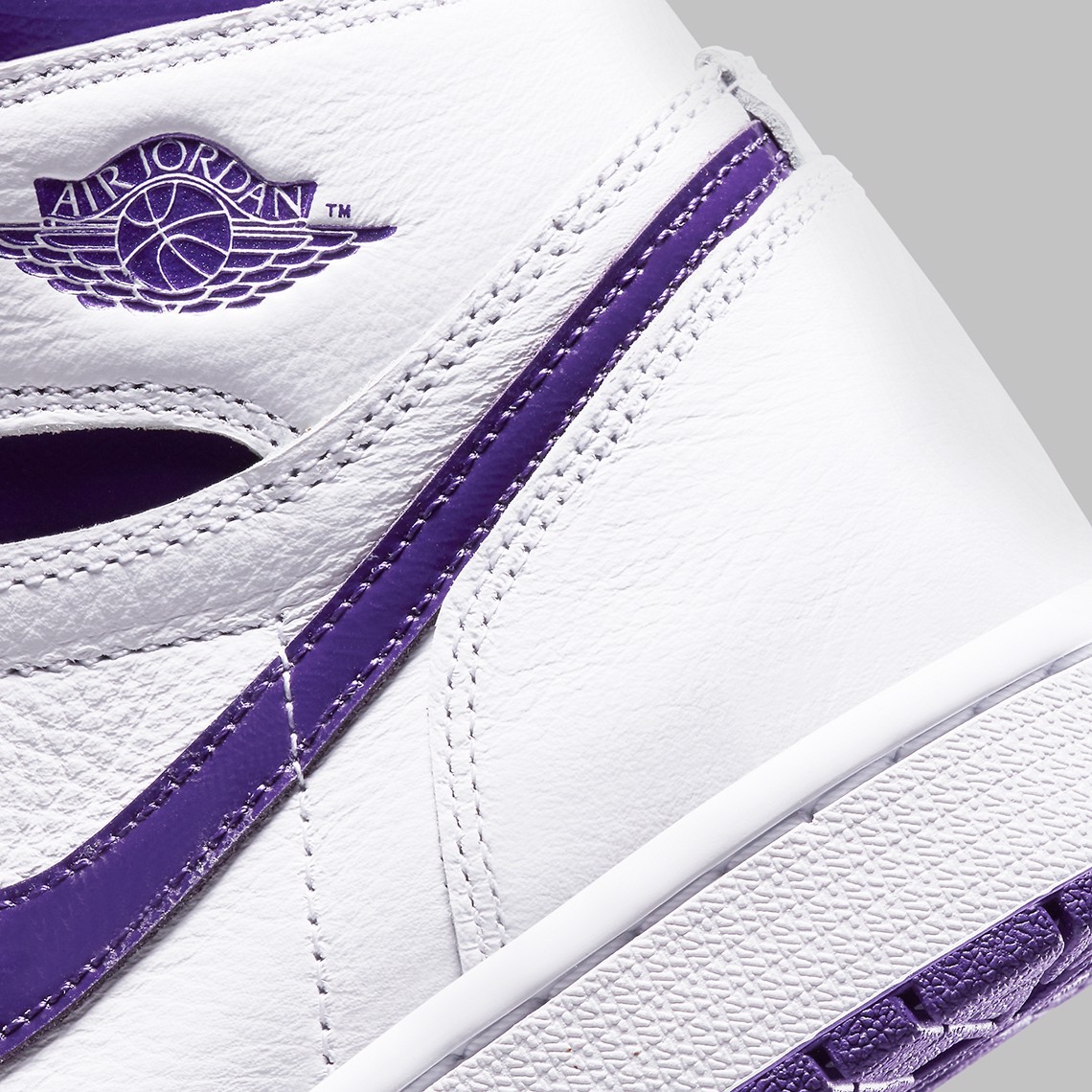 nhung-hinh-anh-chinh-thuc-cua-air-jordan-1-retro-high-og-wmns-court-purple
