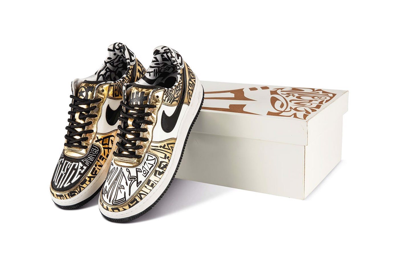 sotheby-dau-gia-doi-undefeated-x-nike-air-force-1-entourage-