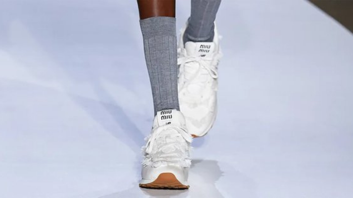 miu-miu-gioi-thieu-ban-hop-tac-new-balance-574-tai-paris-fashion-week