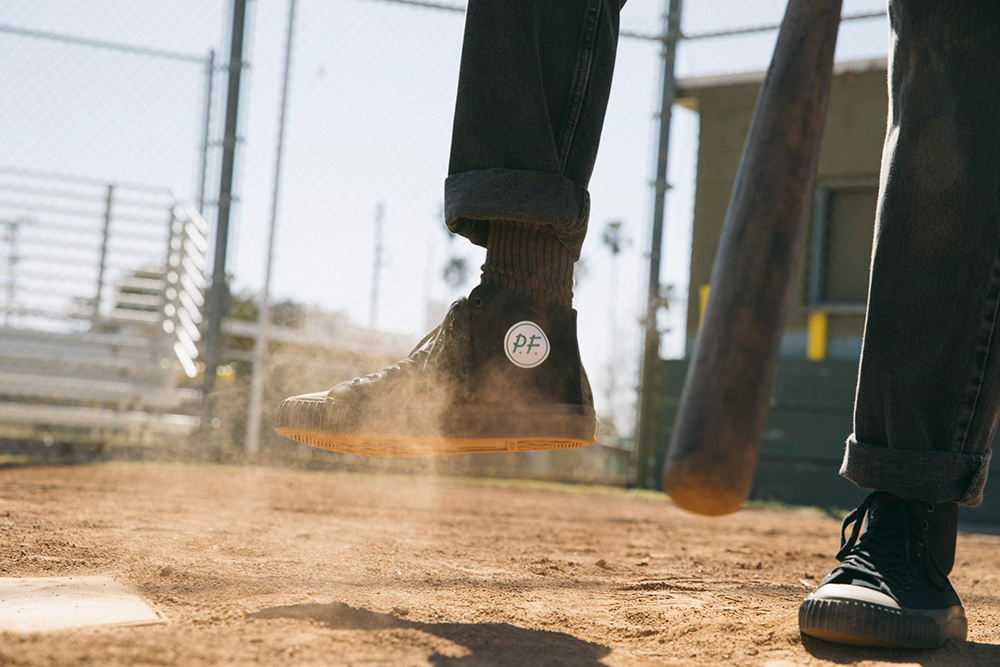 top-12-doi-sneaker-den-de-phoi-do-nhat-nam-2021