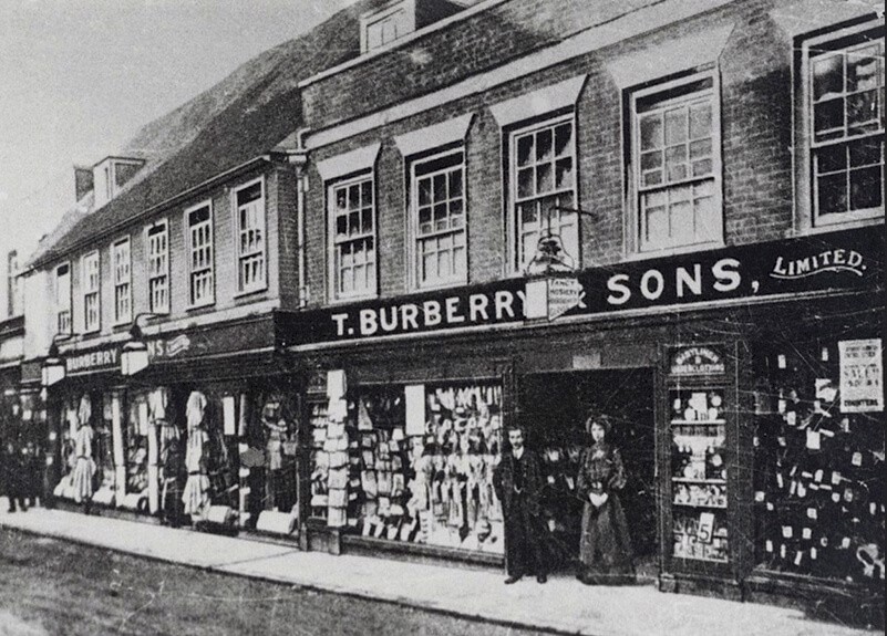 logo-burberry-va-nhung-cau-chuyen-lich-su-ve-thuong-hieu-thoi-trang-nay