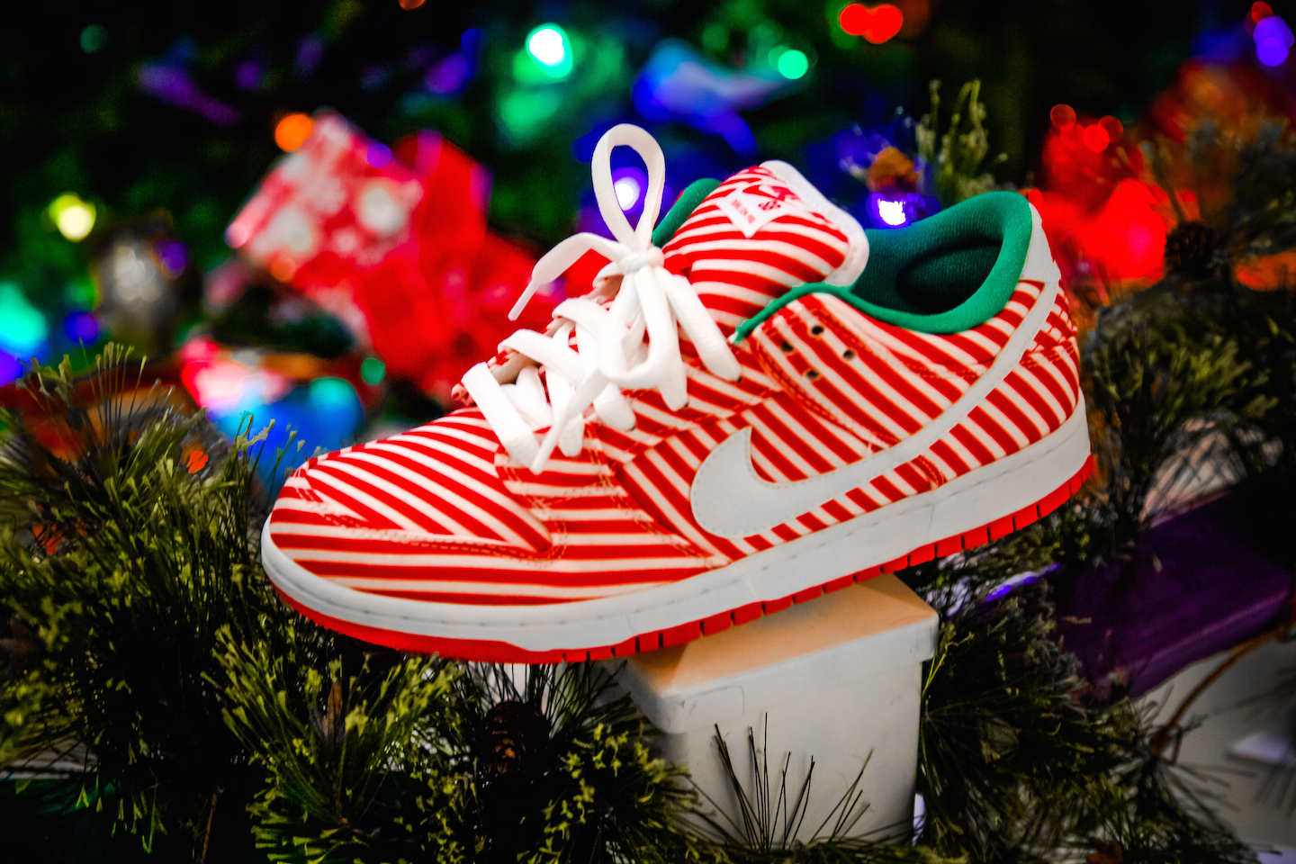 Top 10 đôi sneaker thú vị nhất mọi thời đại dành cho mùa Giáng Sinh Hinh anh 3: Top 10 doi sneaker thu vi nhat moi thoi dai danh cho mua Giang Sinh