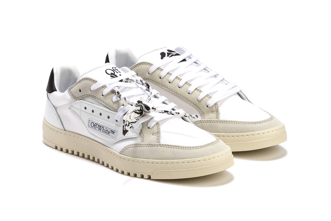 off-white-5.0-ra-mat-voi-cac-phoi-mau-chu-dao-la-den,-trang-va-tan