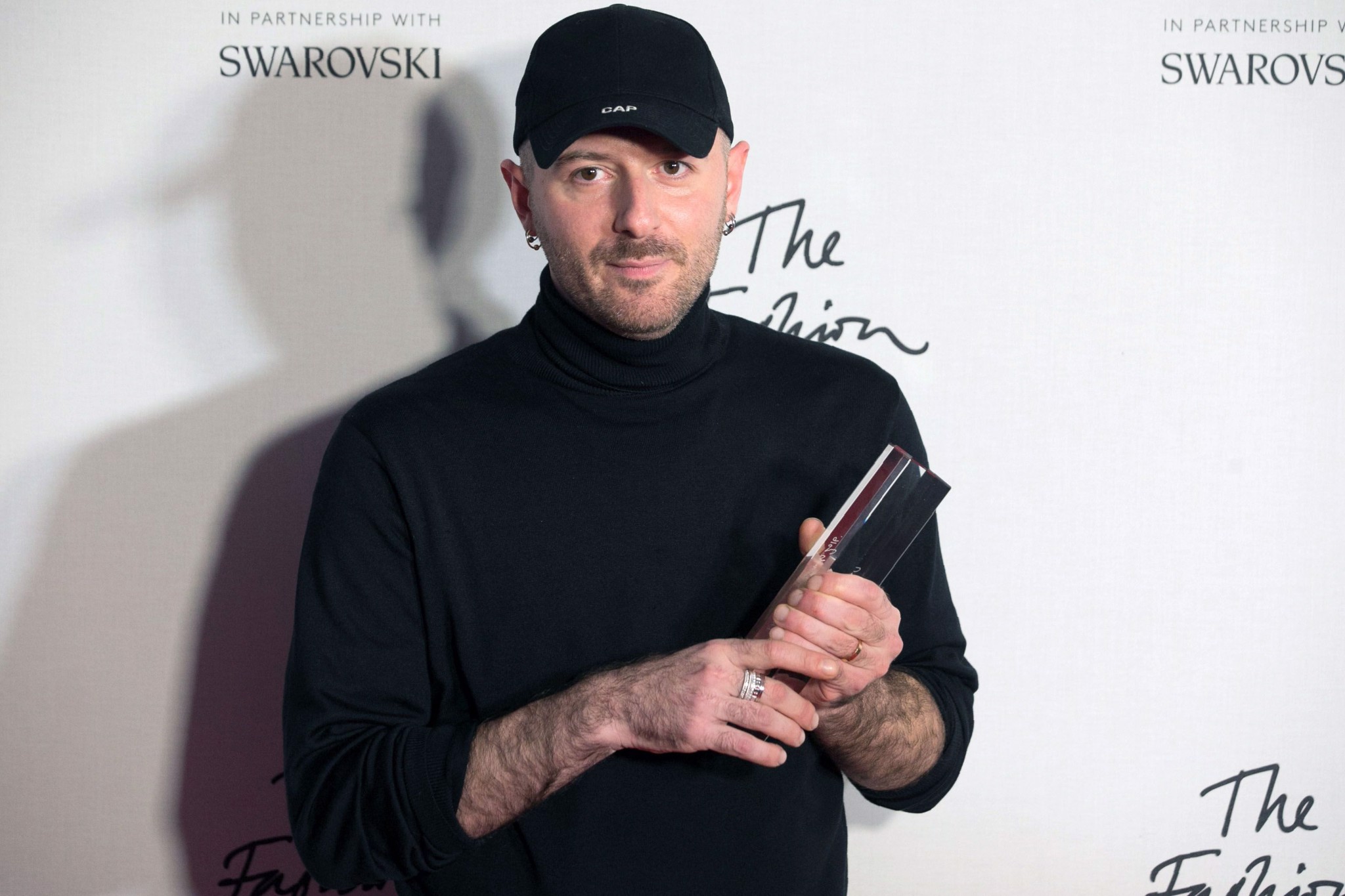 Những câu chuyện về nhà thiết kế Demna Gvasalia Hinh anh 4: Nhung cau chuyen ve nha thiet ke Demna Gvasalia