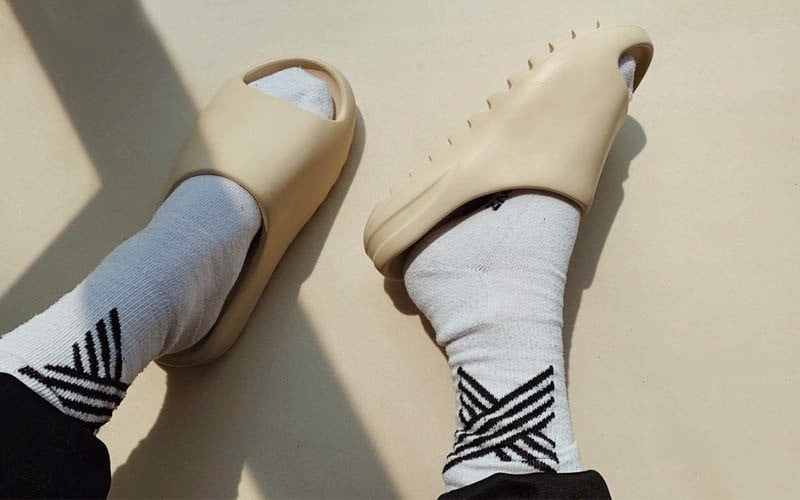 mua-he-di-gi-diem-mat-cac-phoi-mau-sieu-hot-cua-yeezy-slide