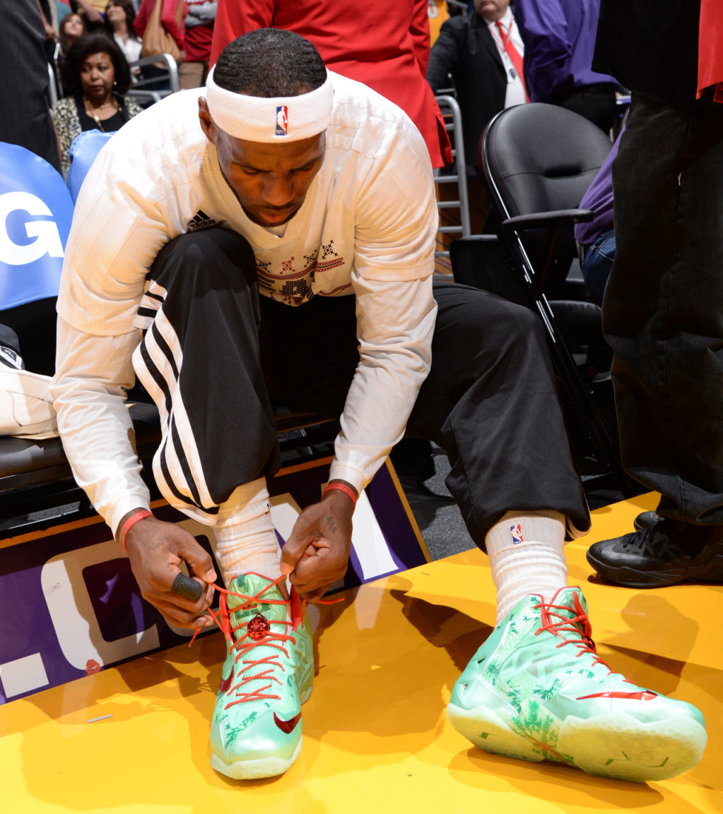 Top 10 đôi sneaker thú vị nhất mọi thời đại dành cho mùa Giáng Sinh Hinh anh 2: Top 10 doi sneaker thu vi nhat moi thoi dai danh cho mua Giang Sinh