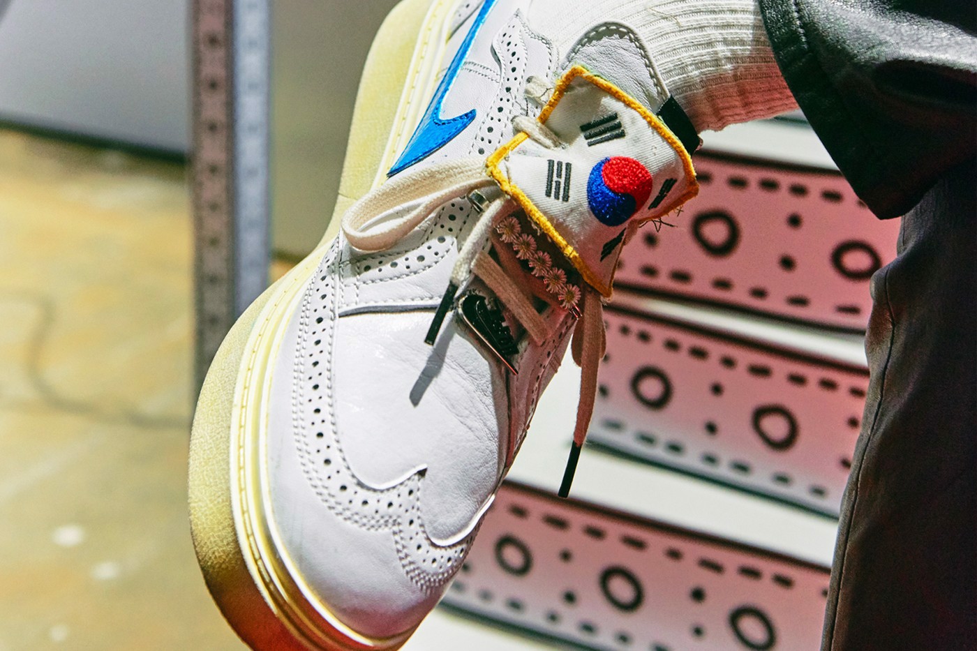 Hình ảnh chi tiết của phiên bản PEACEMINUSONE x Nike Kwondo 1 Custom Hinh anh 3: Hinh anh chi tiet cua phien ban PEACEMINUSONE x Nike Kwondo 1 Custom