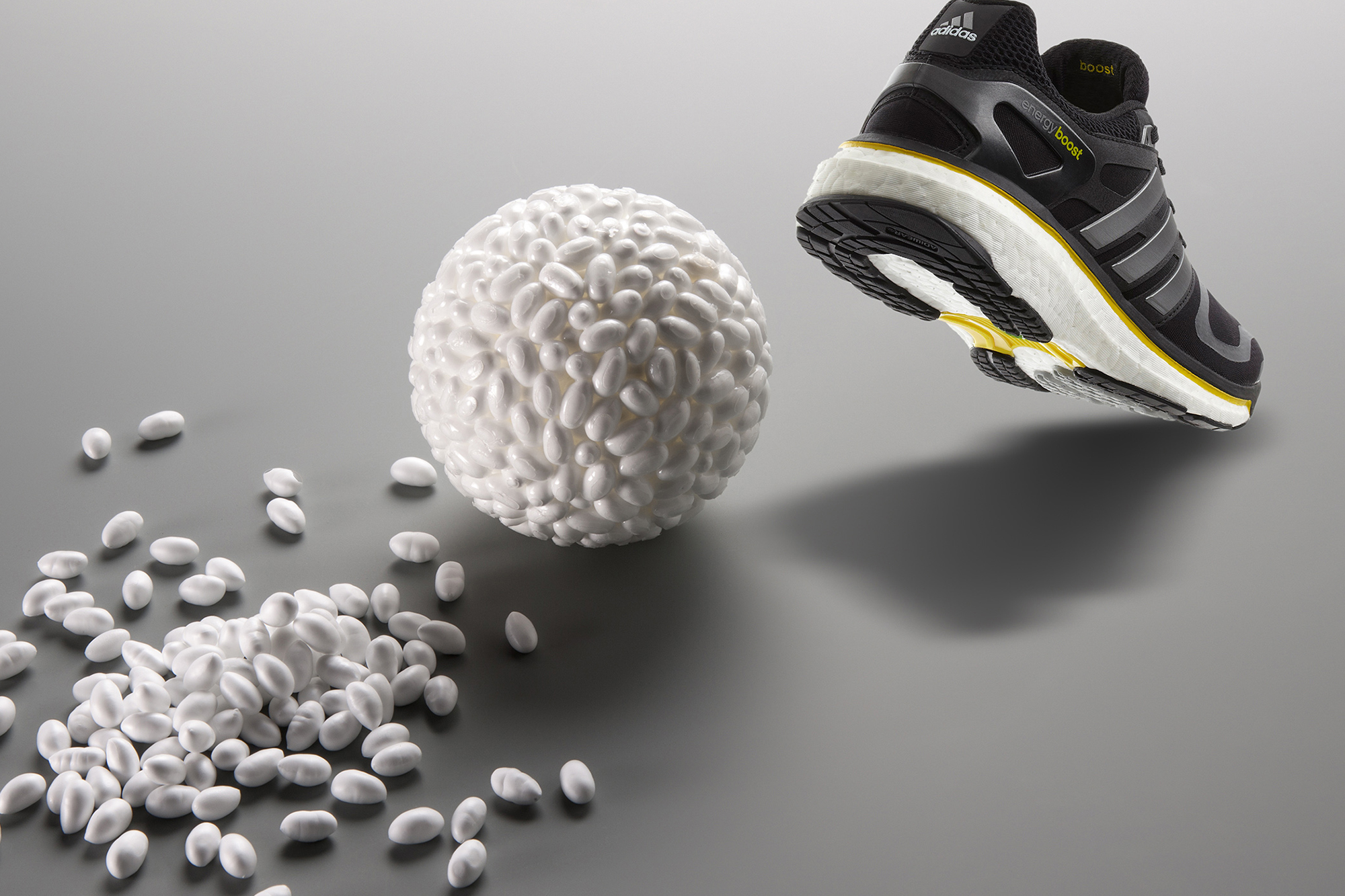 Sự khác biệt chung giữa các sản phẩm giày của Nike và Adidas là gì? Hinh anh 8: Su khac biet chung giua cac san pham giay cua Nike va Adidas la gi?