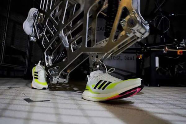 Adidas Ultra Boost 21 vẫn là vua của những đôi giày chạy bộ sành điệu Hinh anh 5: Adidas Ultra Boost 21 van la vua cua nhung doi giay chay bo sanh dieu