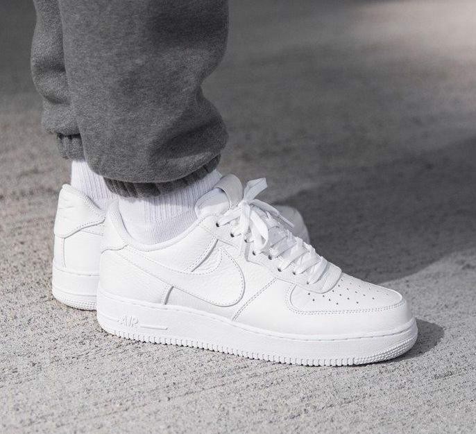 giay-trang-co-lam-anh-lo-lang-diem-danh-nhung-doi-nike-air-force-trang-cuc-xinh-xan