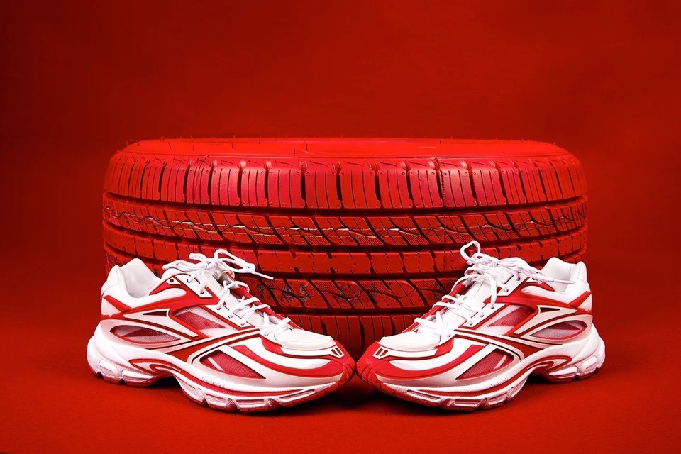 KANGHYUK đốt cháy lốp cao su đỏ với Reebok Premier Road Modern Hinh anh 3: KANGHYUK dot chay lop cao su do voi Reebok Premier Road Modern