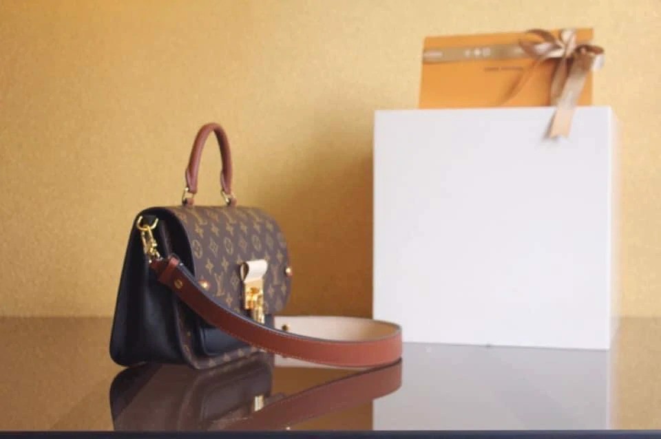 Louis Vuitton bị cáo buộc bán túi Fake ngay tại Store của mình, phải đền gấp 3 giá trị sản phẩm Hinh anh 2: Louis Vuitton bi cao buoc ban tui Fake ngay tai Store cua minh, phai den gap 3 gia tri san pham