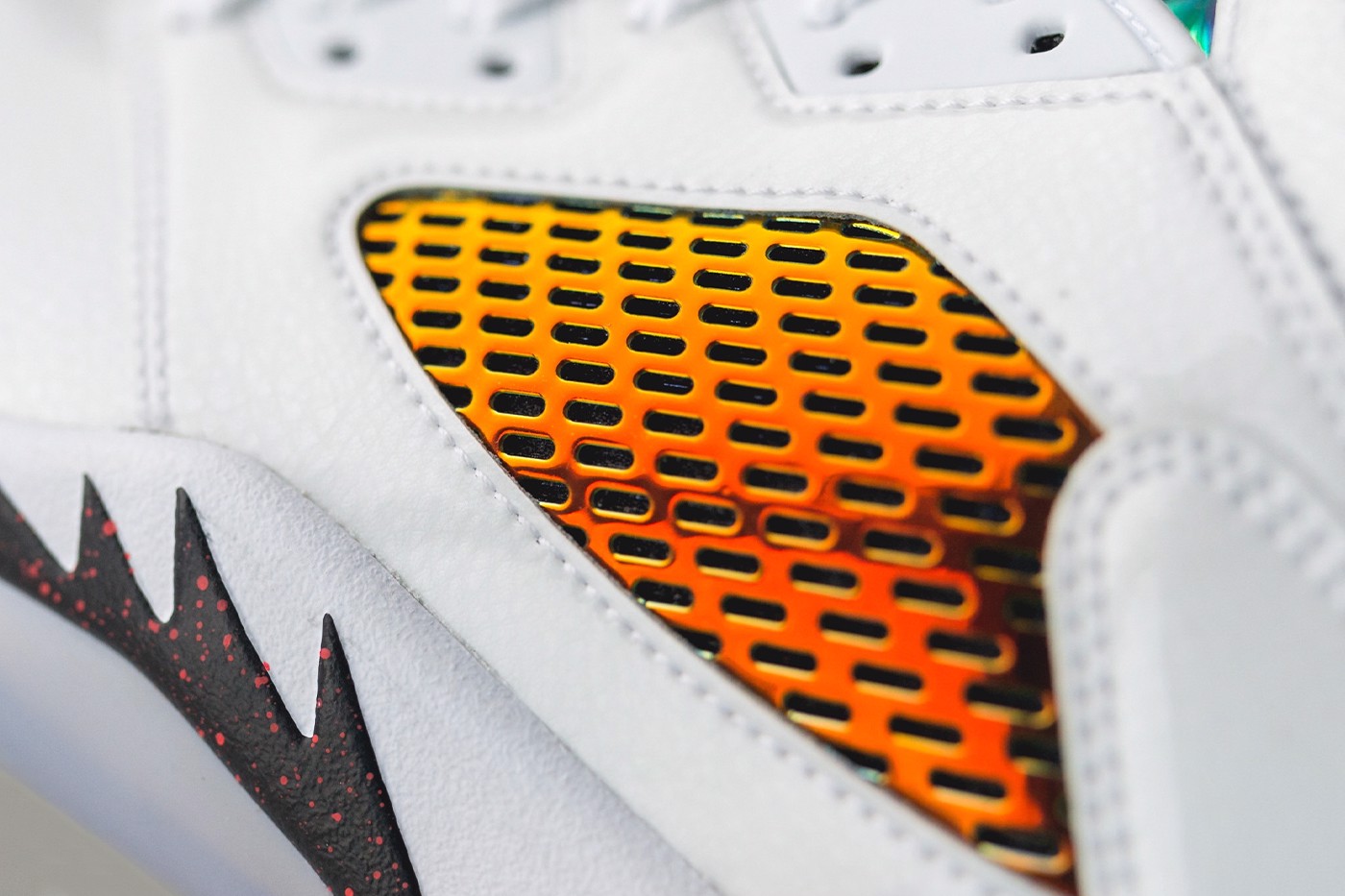 hinh-anh-moi-nhat-cua-air-jordan-5-nfl-helmet-pe