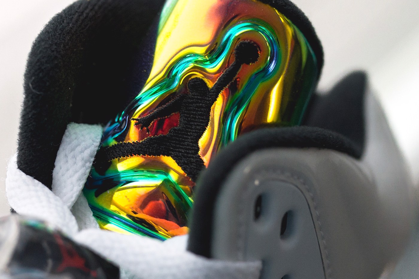 hinh-anh-moi-nhat-cua-air-jordan-5-nfl-helmet-pe