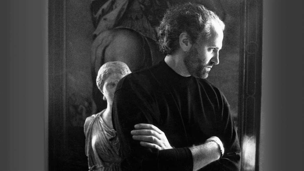 Gianni Versace là ai? Khi thời trang, nghệ thuật, cuộc sống hòa làm một tạo nên một vĩ nhân Hinh anh 4: Gianni Versace la ai? Khi thoi trang, nghe thuat, cuoc song hoa lam mot tao nen mot vi nhan