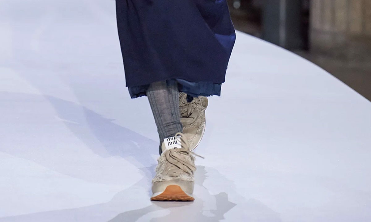 miu-miu-gioi-thieu-ban-hop-tac-new-balance-574-tai-paris-fashion-week