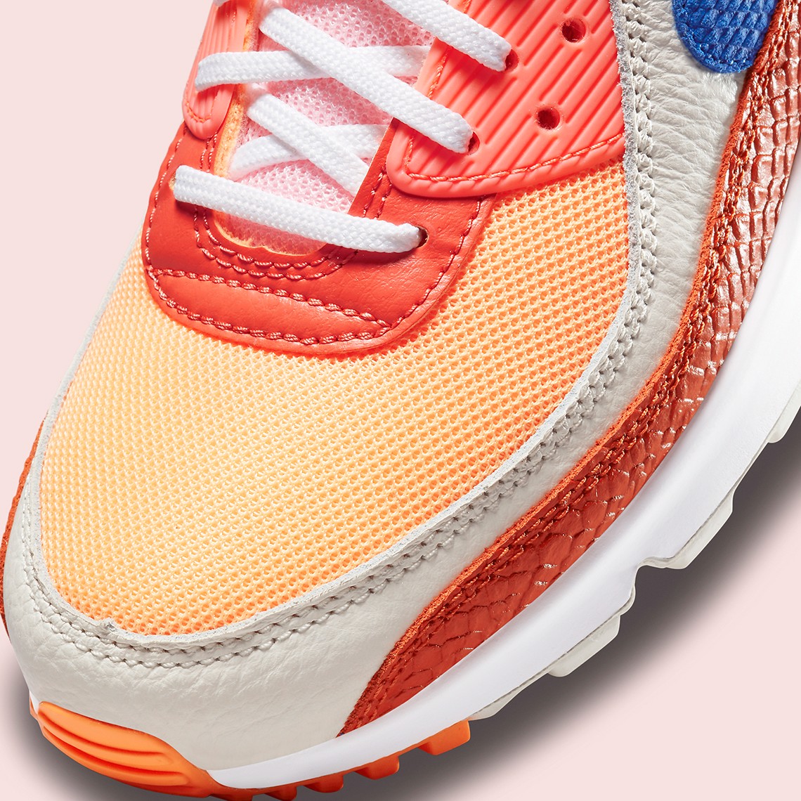 nike-air-max-90-huong-toi-su-sang-trong-voi-chat-lieu-da-ran-day-song-dong