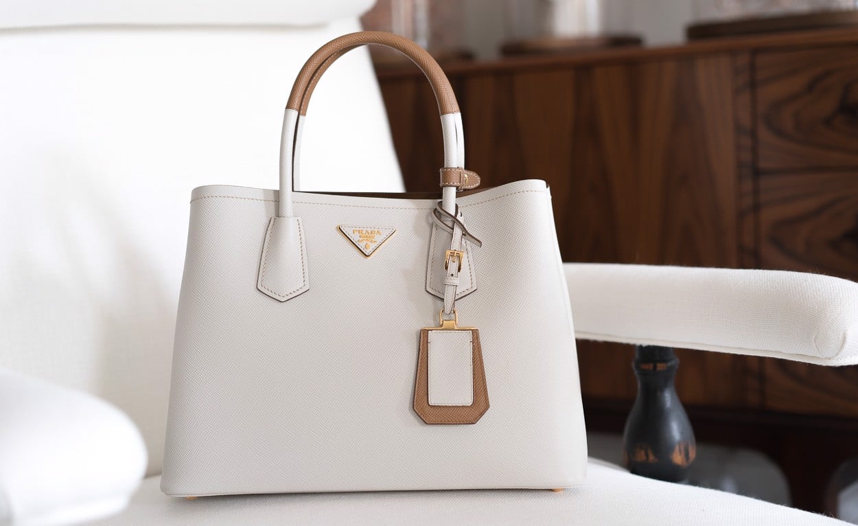 Những chiếc túi Tote đến từ Prada mà bạn nên sở hữu Hinh anh 4: Nhung chiec tui Tote den tu Prada ma ban nen so huu