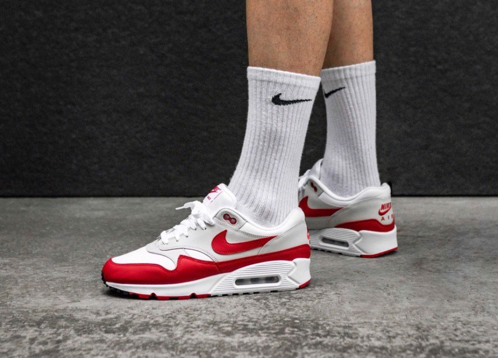 Review giày: Nike Air Max 90 "White University Red" - sự tối giản pha chút cá tính Hinh anh 4: Review giay: Nike Air Max 90 "White University Red" - su toi gian pha chut ca tinh
