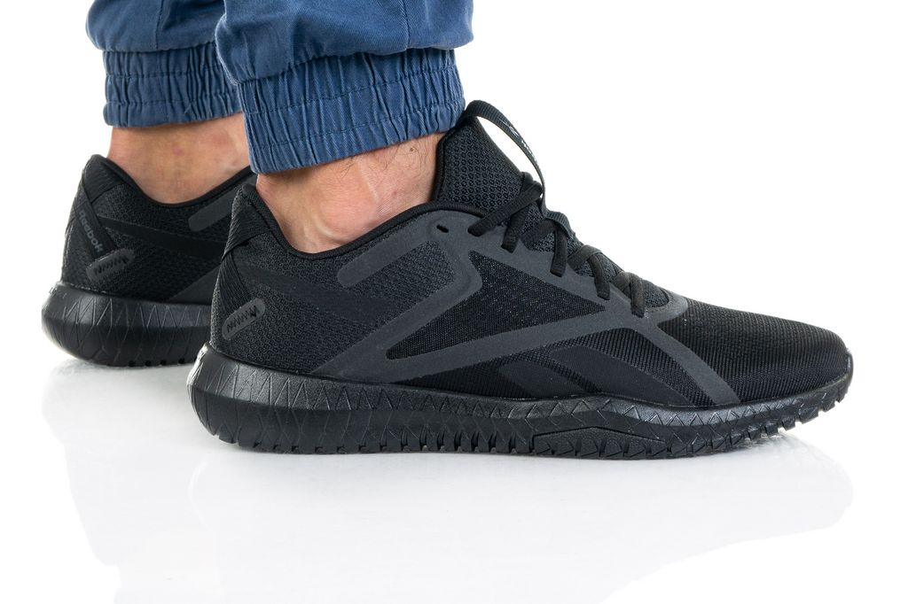 top-12-doi-sneaker-den-de-phoi-do-nhat-nam-2021