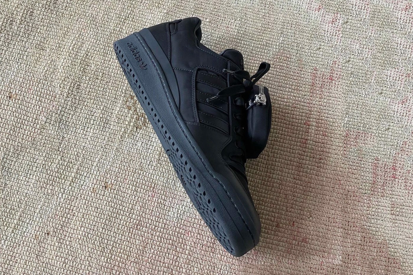 Hình ảnh đầu tiên của phiên bản Prada x adidas Originals Forum Low "Triple Black" Hinh anh 4: Hinh anh dau tien cua phien ban Prada x adidas Originals Forum Low "Triple Black"