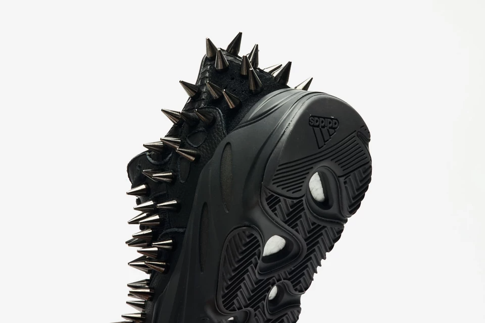 cung-ngam-nhin-qua-su-bien-hoa-moi-nhat-day-gai-goc-cua-yezzy-700