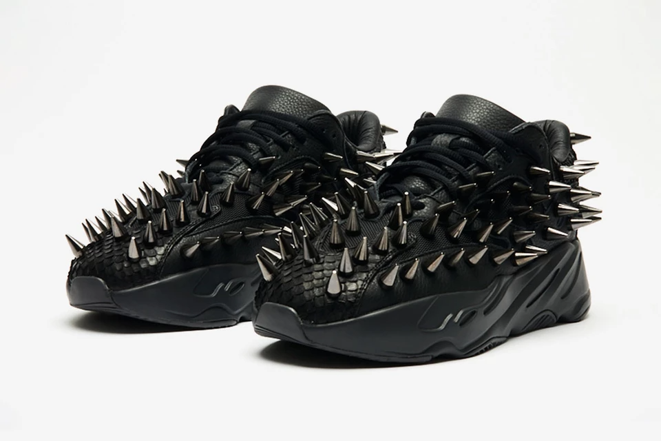 cung-ngam-nhin-qua-su-bien-hoa-moi-nhat-day-gai-goc-cua-yezzy-700