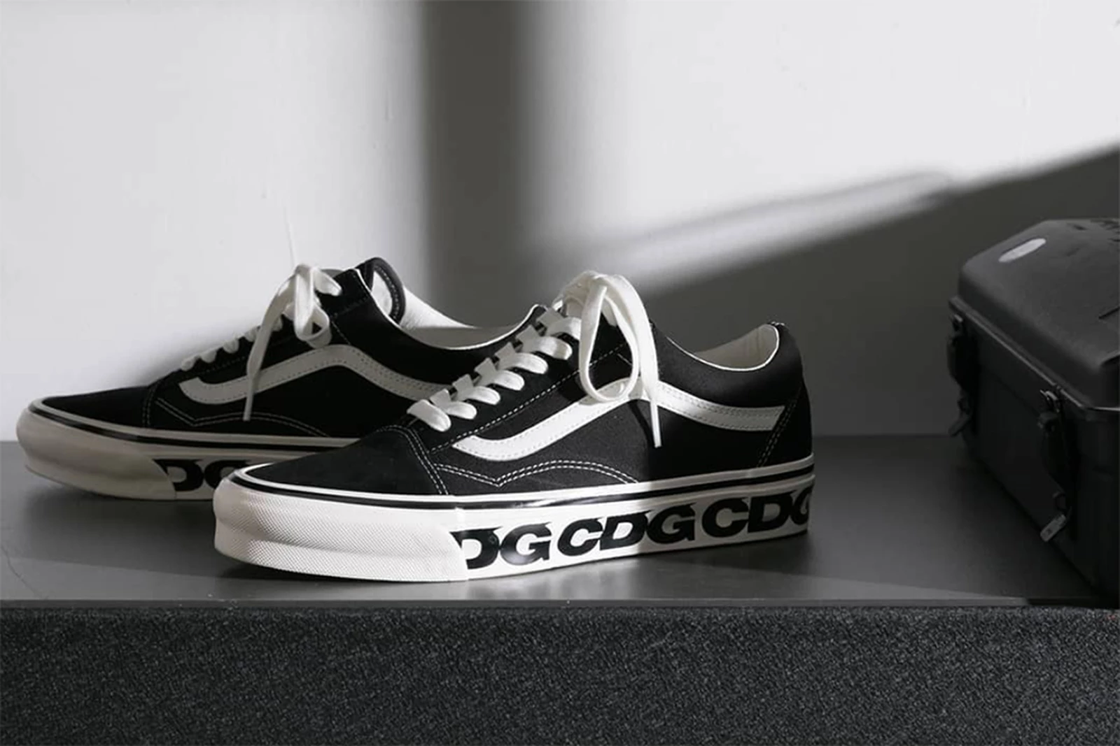https://authentic-shoes.com/blogs/news/su-hinh-thanh-cua-vans-old-skool-va-ban-colab-voi-ga-khong-lo-the-gioi