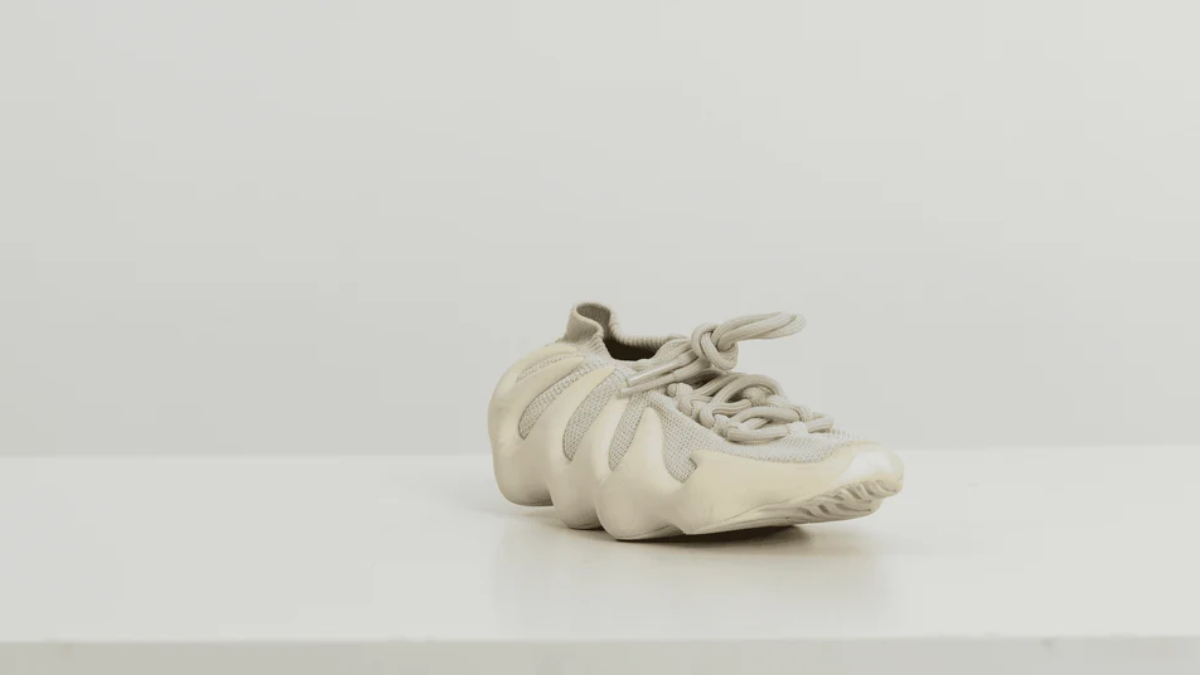 Cách phân biệt những đôi Yeezy 450 Cloud White là real hay fake Hinh anh 1: Cach phan biet nhung doi Yeezy 450 Cloud White la real hay fake