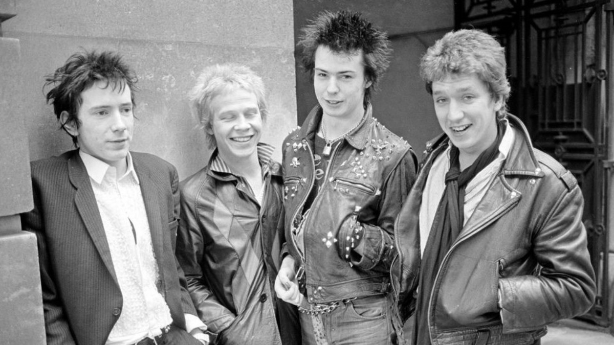 Thương hiệu Vivienne Westwood là gì mà làm chao đảo Gen Z đến vậy? Hinh anh 5: Thuong hieu Vivienne Westwood la gi ma lam chao dao Gen Z den vay?