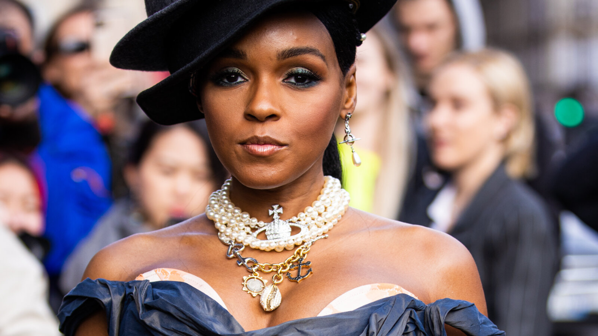 Thương hiệu Vivienne Westwood là gì mà làm chao đảo Gen Z đến vậy? Hinh anh 12: Thuong hieu Vivienne Westwood la gi ma lam chao dao Gen Z den vay?