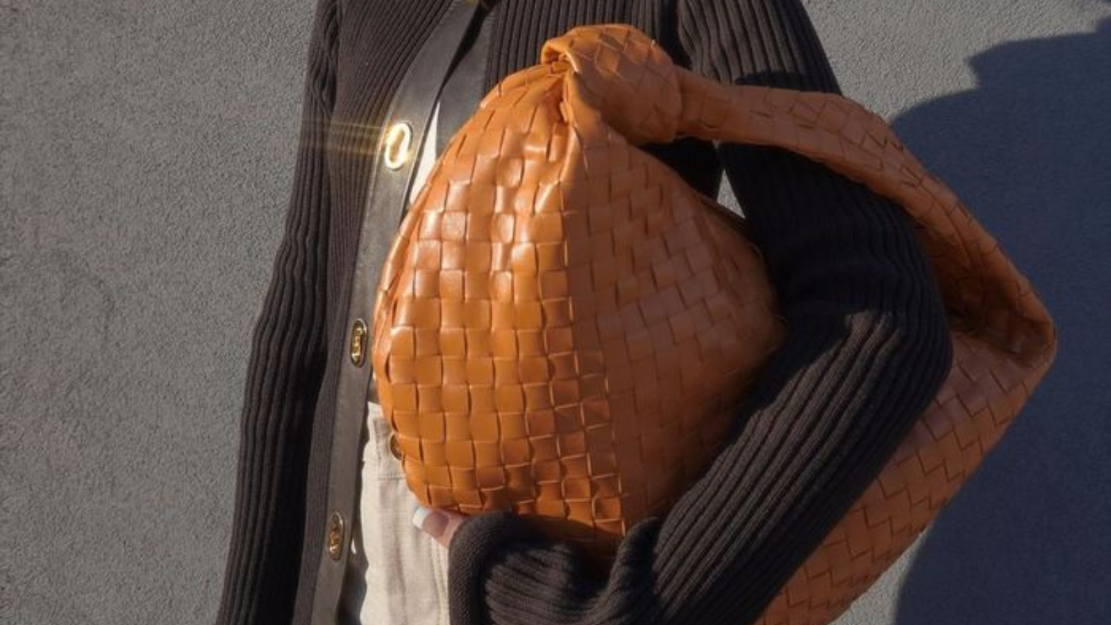 Điểm qua 8 mẫu túi Bottega Veneta trendy vượt thời gian Hinh anh 7: Diem qua 8 mau tui Bottega Veneta trendy vuot thoi gian
