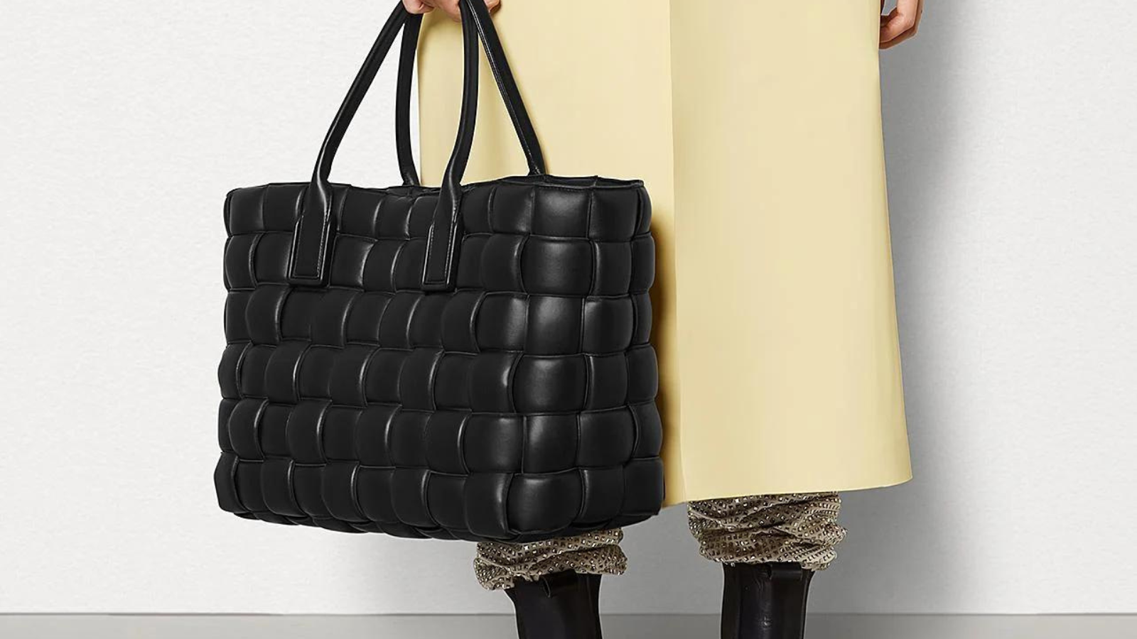 Điểm qua 8 mẫu túi Bottega Veneta trendy vượt thời gian Hinh anh 9: Diem qua 8 mau tui Bottega Veneta trendy vuot thoi gian