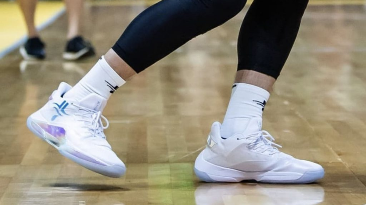 Vệ sinh giày bóng rổ đúng và cách bảo quản để luôn có một đôi giày ra sân hoàn hảo Hinh anh 8: Ve sinh giay bong ro dung va cach bao quan de luon co mot doi giay ra san hoan hao