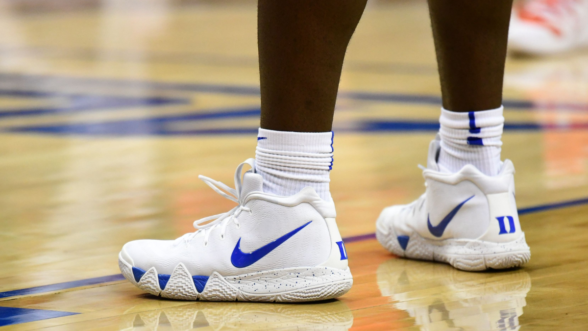 Vệ sinh giày bóng rổ đúng và cách bảo quản để luôn có một đôi giày ra sân hoàn hảo Hinh anh 7: Ve sinh giay bong ro dung va cach bao quan de luon co mot doi giay ra san hoan hao